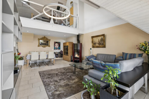 Wohn-/Esszimmer 34 m² mit Schwedenofen und beeindruckender Raumhöhe