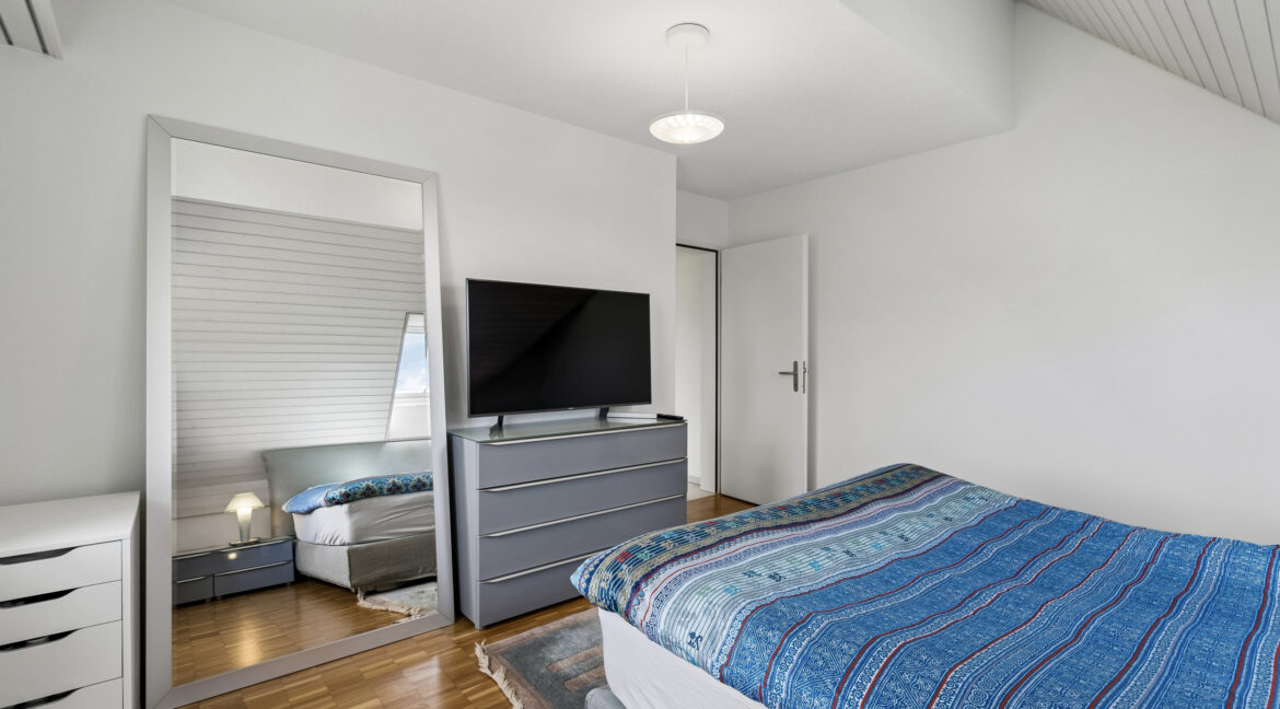 Geräumiges Schlafzimmer 16.8 m² mit Dachschräge und Weitblick