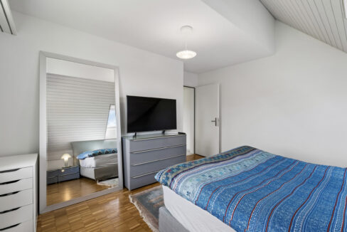 Geräumiges Schlafzimmer 16.8 m² mit Dachschräge und Weitblick