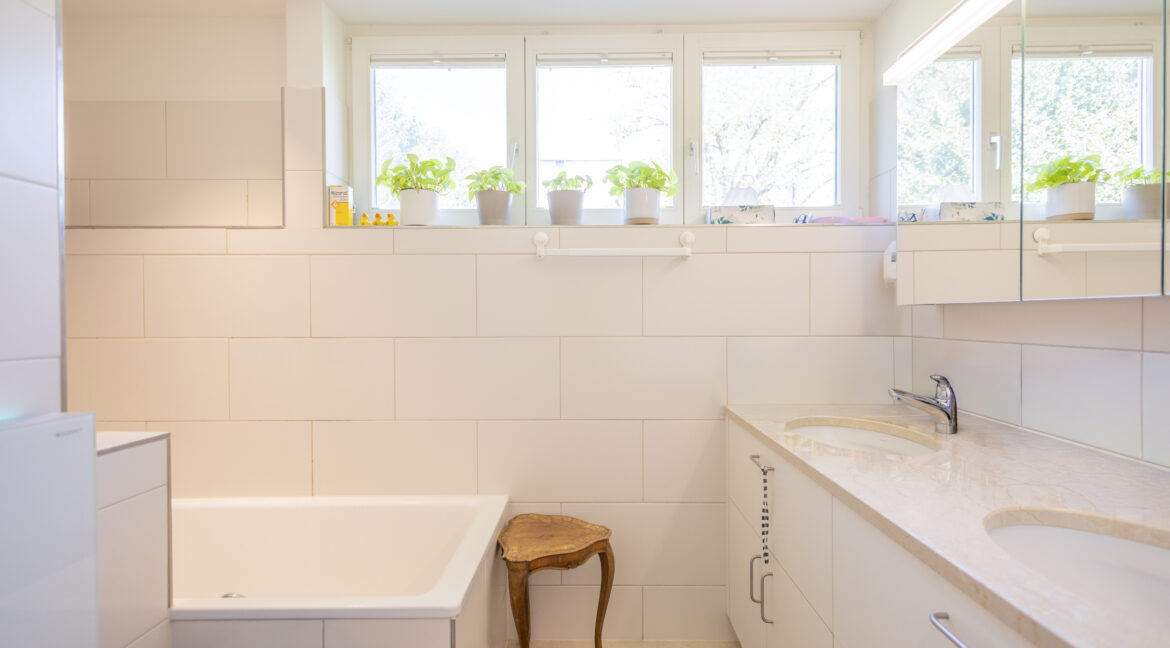 Helles Bad mit Badewanne und Tageslicht