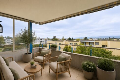 Einrichtungsbeispiel: Sonniger Balkon mit Platz zum Entspannen und Geniessen