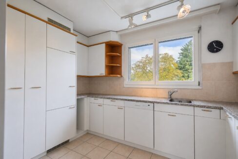Funktionale Küche mit Tageslicht und praktischem Grundriss