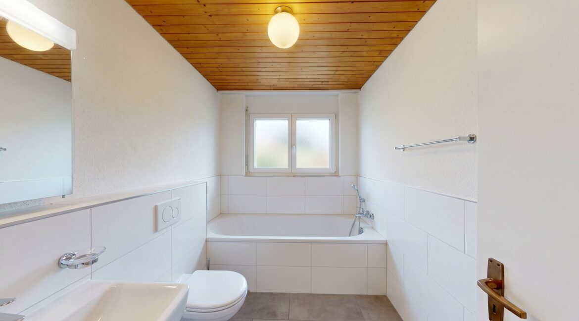 4.5 Zimmer Dachwohnung - Nasszelle mit Badewanne
