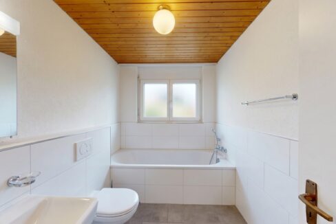4.5 Zimmer Dachwohnung - Nasszelle mit Badewanne