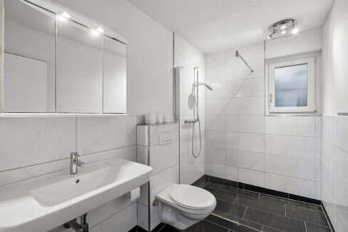 5.5 Zimmer Gartenwohnung - Nasszelle mit Dusche