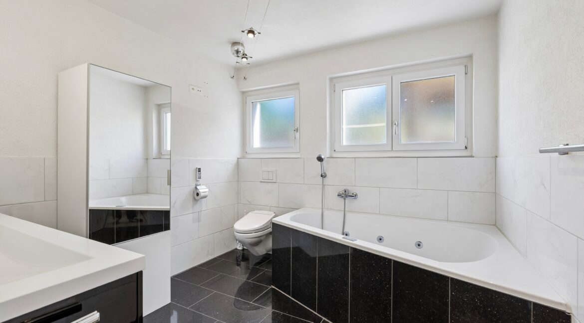 5.5 Zimmer Gartenwohnung - Badezimmer