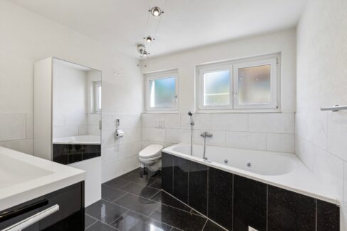 5.5 Zimmer Gartenwohnung - Badezimmer