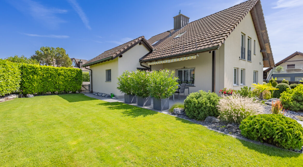Wohnidylle mit sonnigem Sitzplatz und Garten