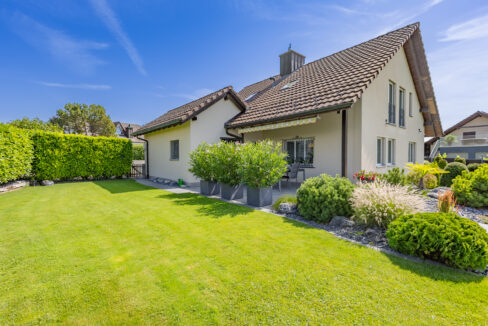 Wohnidylle mit sonnigem Sitzplatz und Garten