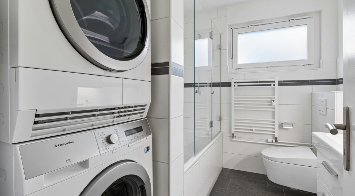 Elegantes Badezimmer 5.54 m² mit Waschturm und Tageslicht