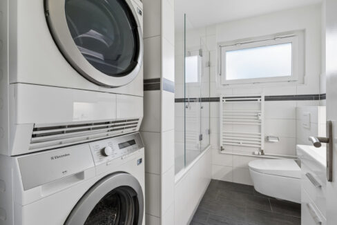 Elegantes Badezimmer 5.54 m² mit Waschturm und Tageslicht