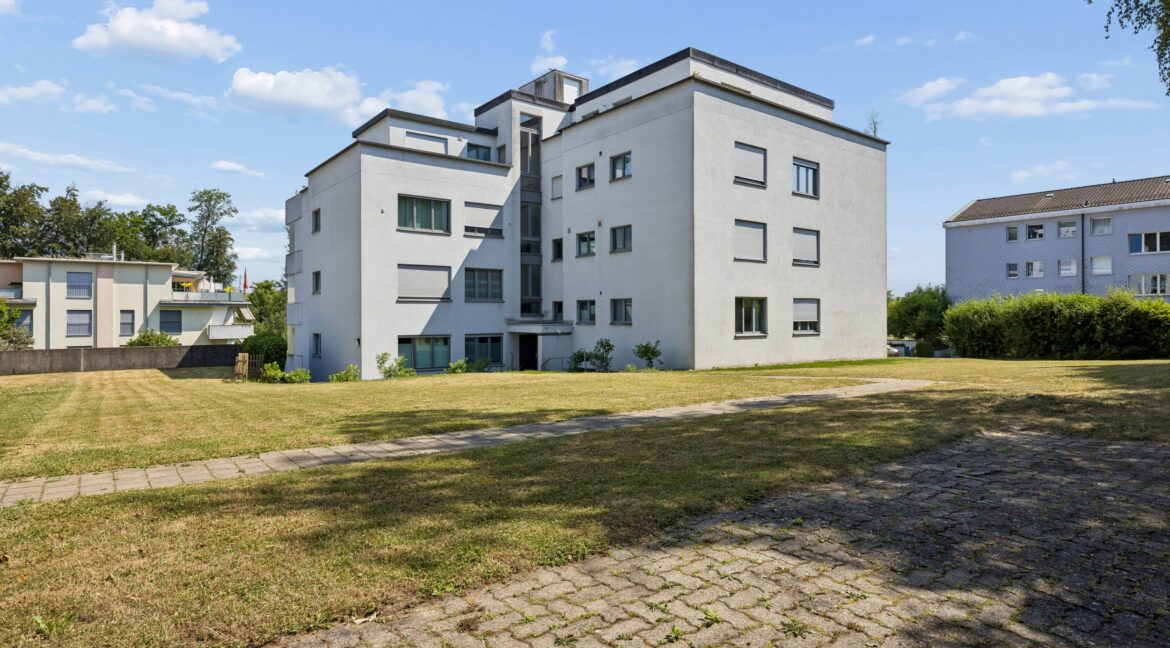 Familienfreundlicher Aussenbereich mit viel Raum für Spiel und Spass
