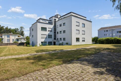 Familienfreundlicher Aussenbereich mit viel Raum für Spiel und Spass