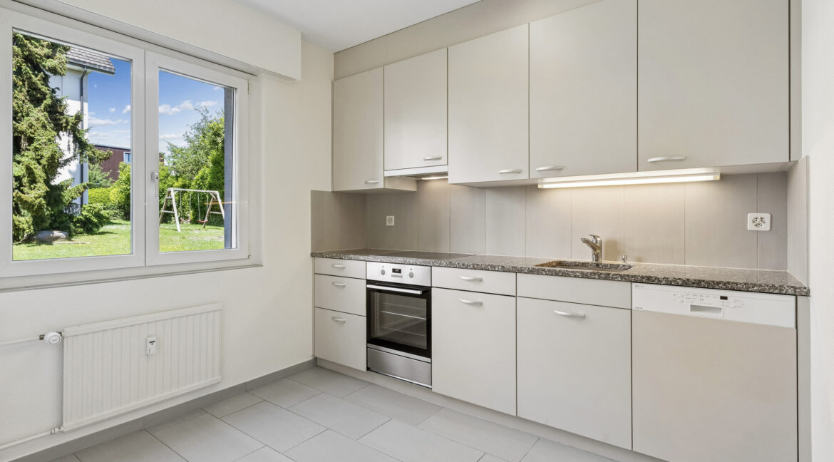 Wohnküche 7.7 m² in L-Form mit Platz für Tisch oder zusätzliche Arbeitstheke