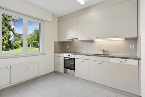 Wohnküche 7.7 m² in L-Form mit Platz für Tisch oder zusätzliche Arbeitstheke