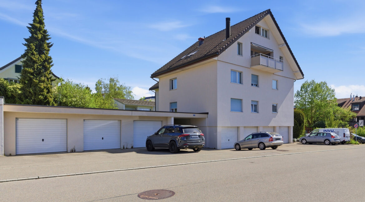 Außenansicht mit Garagenboxen