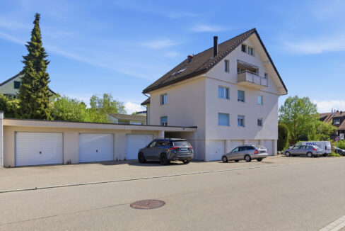 Außenansicht mit Garagenboxen