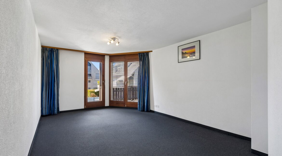Elternschlafzimmer (ca. 22m2) mit direktem Zugang zum Balkon (1.OG)