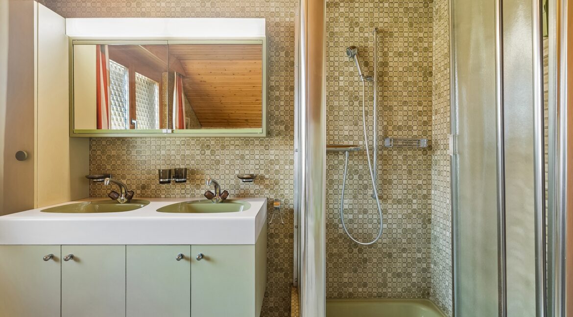 Familienbad mit Doppelwaschtisch und Dusche, OG