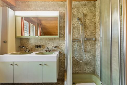 Familienbad mit Doppelwaschtisch und Dusche, OG