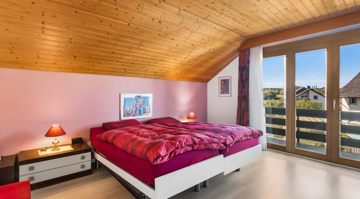 Gemütliches Schlafzimmer mit Balkonzugang