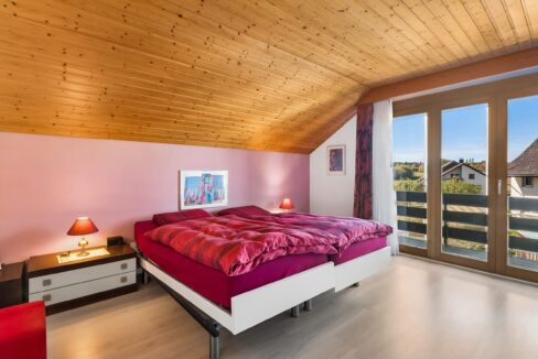 Gemütliches Schlafzimmer mit Balkonzugang