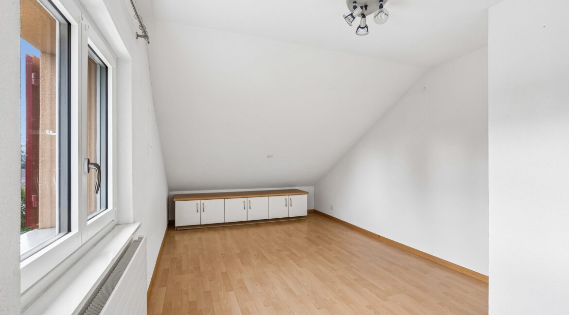 Dachgeschosswohnung: Helles Zimmer als Teil der Dachgeschosswohnung oder als separates Büro 10.93 m²