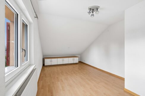 Dachgeschosswohnung: Helles Zimmer als Teil der Dachgeschosswohnung oder als separates Büro 10.93 m²
